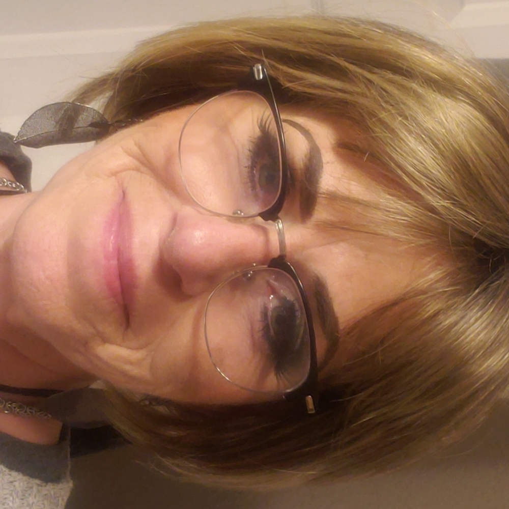 Blond cute wig w dark roots